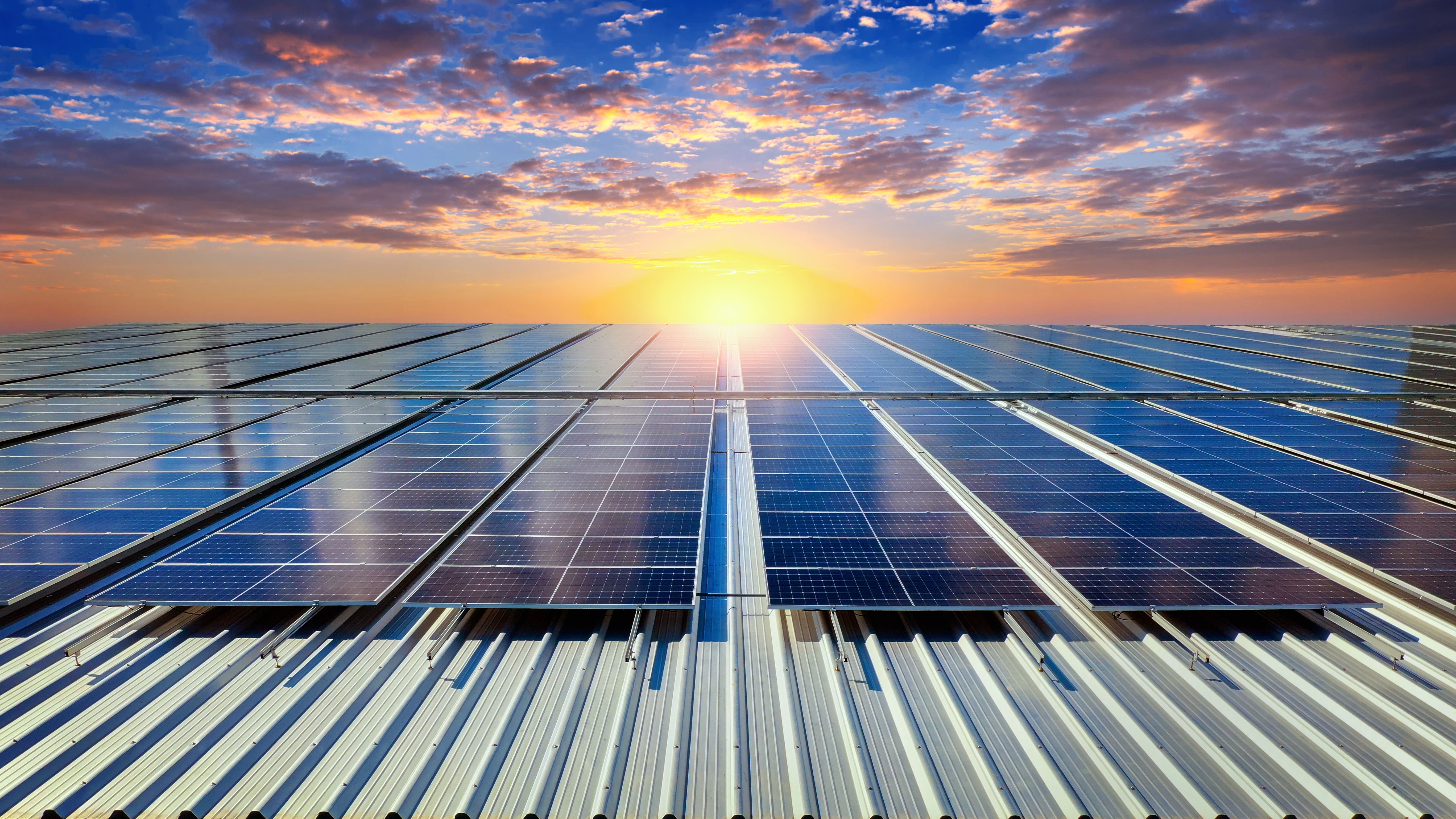Painéis solares no telhado de uma fábrica em Setúbal